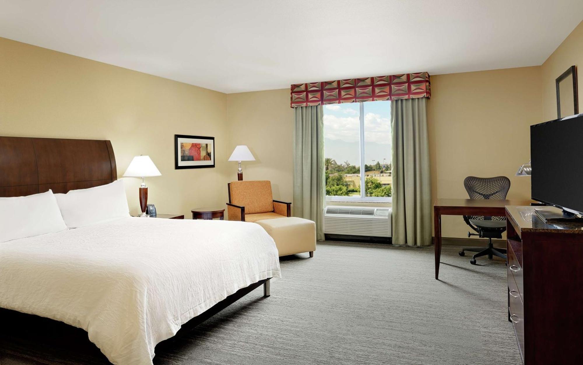 Hilton Garden Inn Fontana Luaran gambar