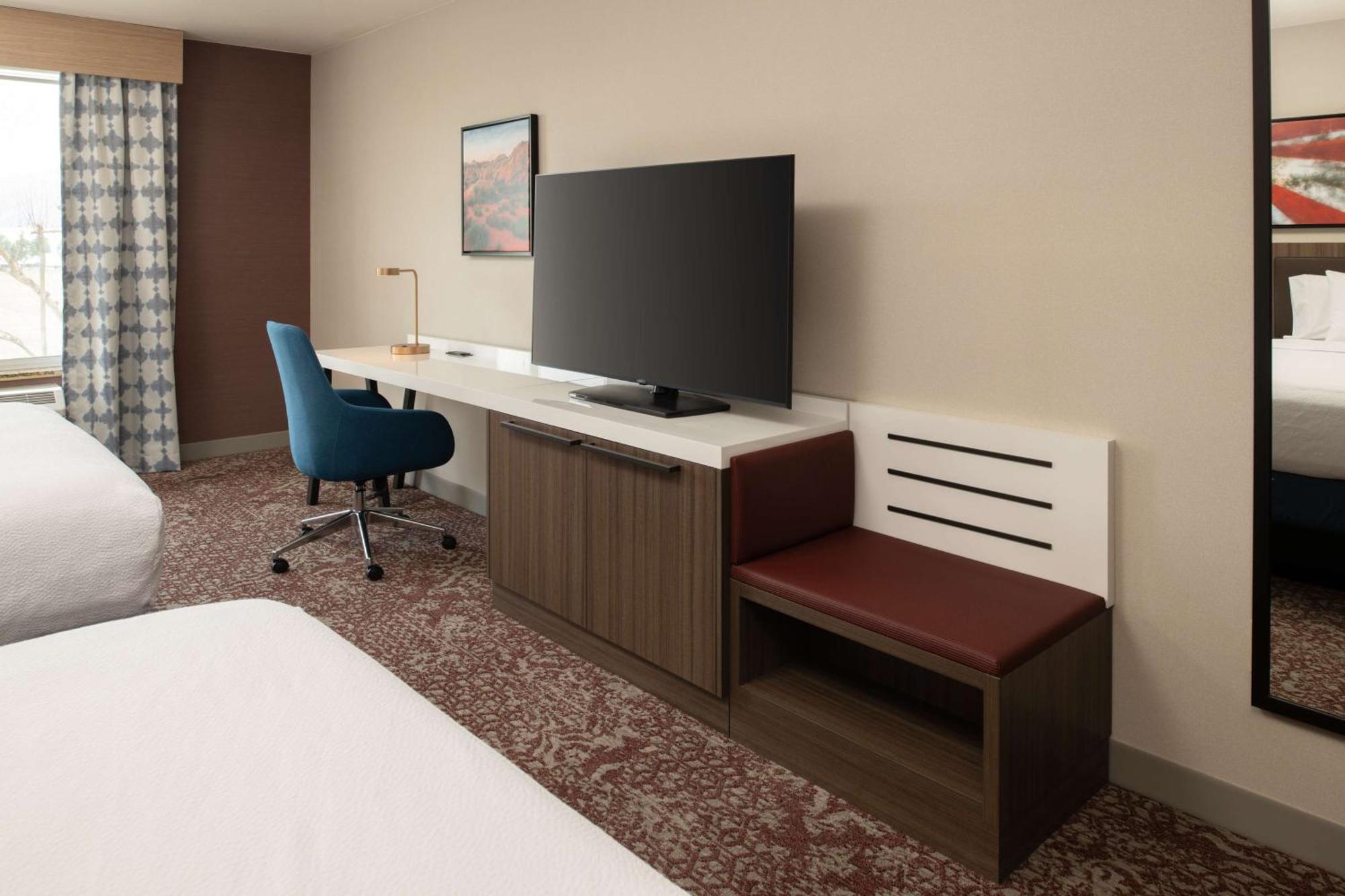 Hilton Garden Inn Fontana Luaran gambar