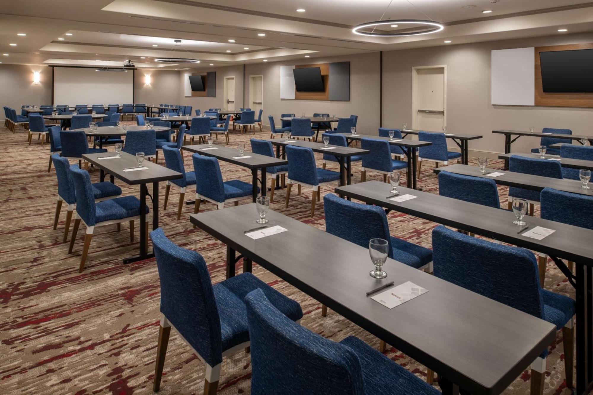 Hilton Garden Inn Fontana Luaran gambar
