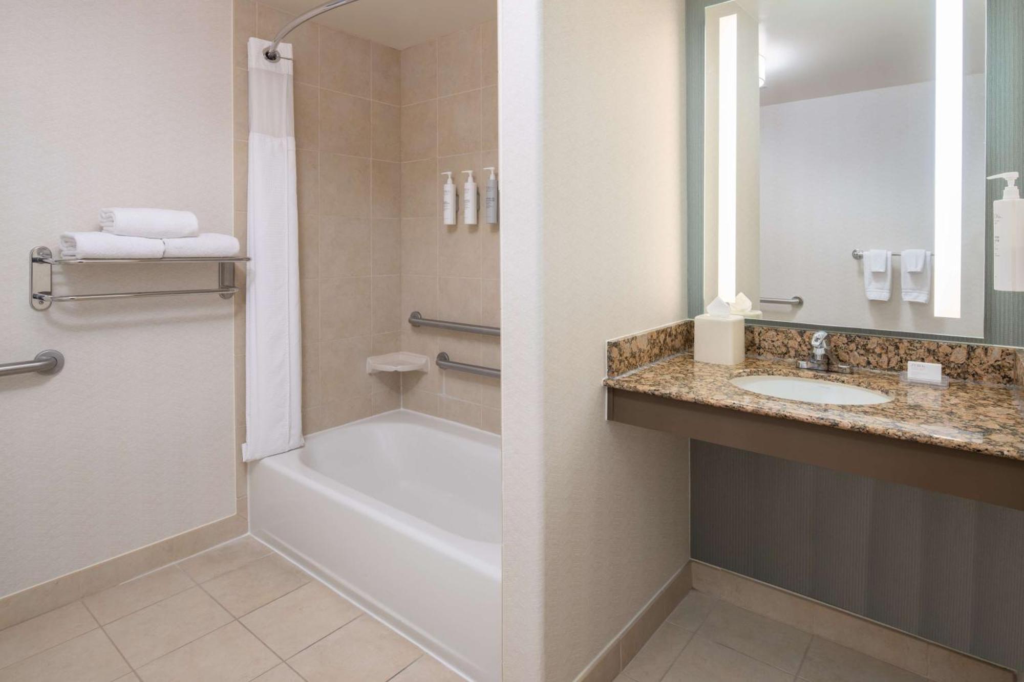 Hilton Garden Inn Fontana Luaran gambar