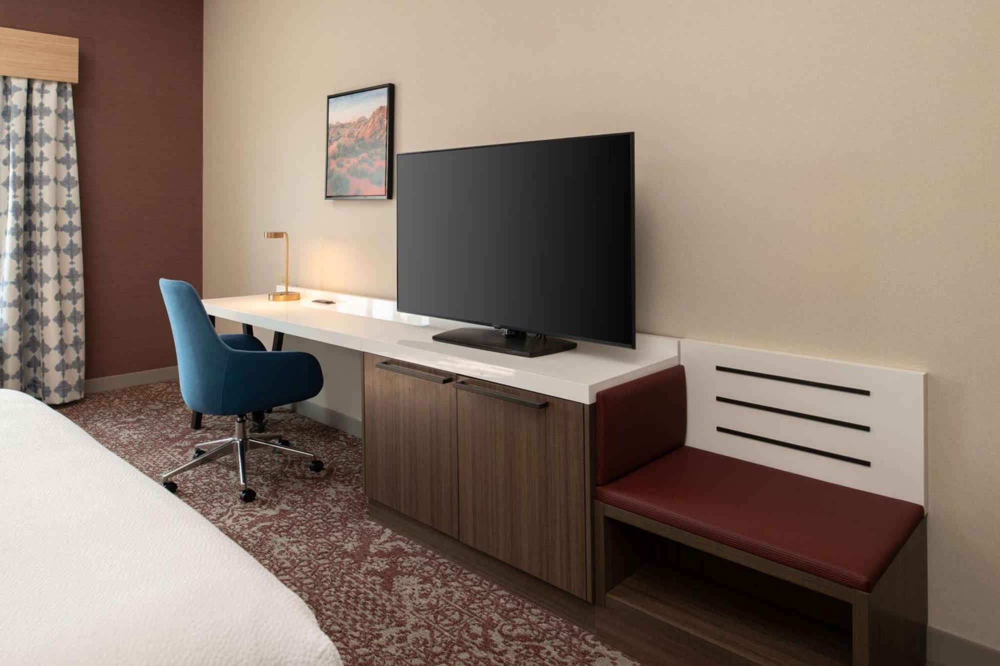Hilton Garden Inn Fontana Luaran gambar