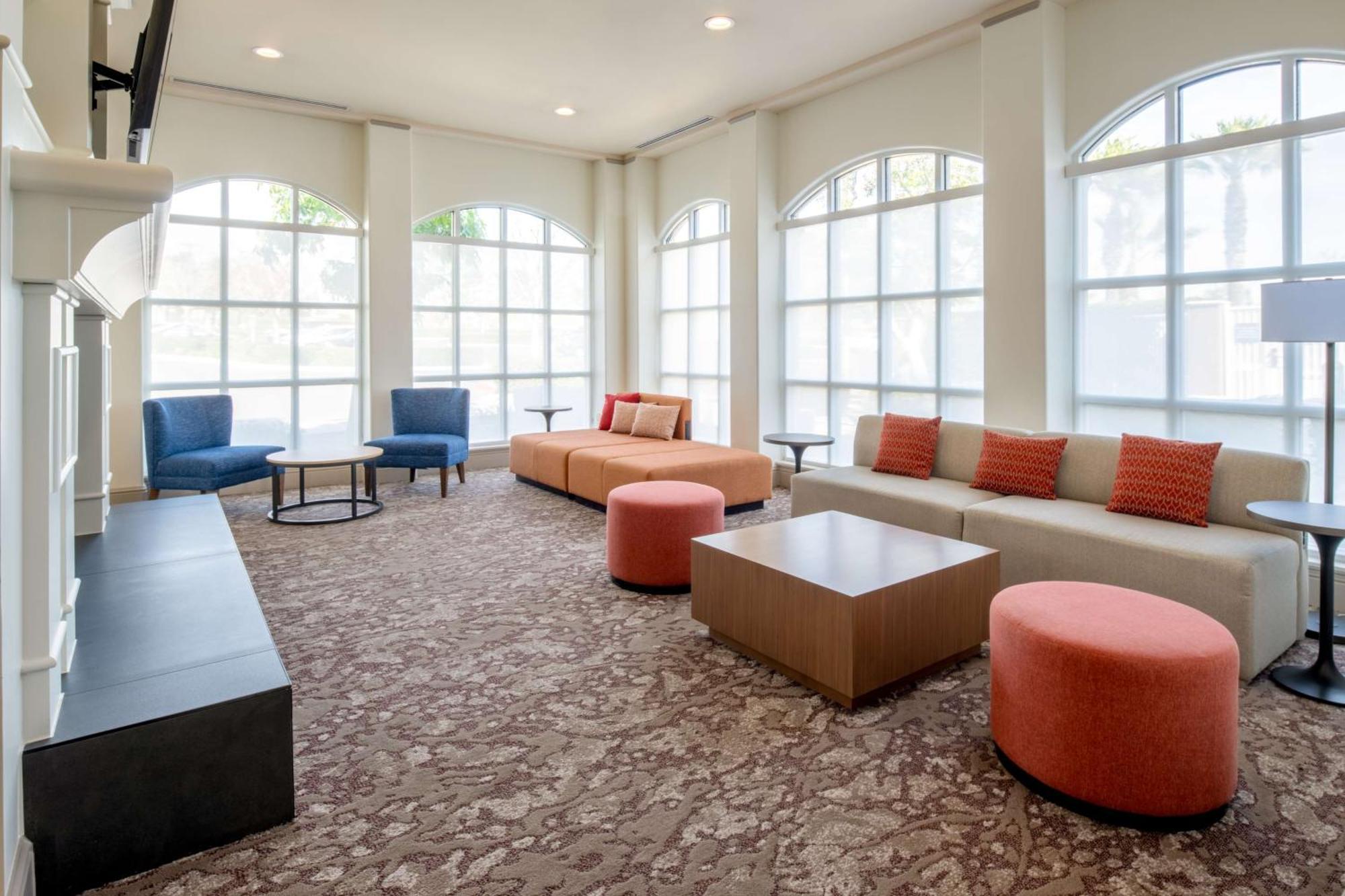Hilton Garden Inn Fontana Luaran gambar