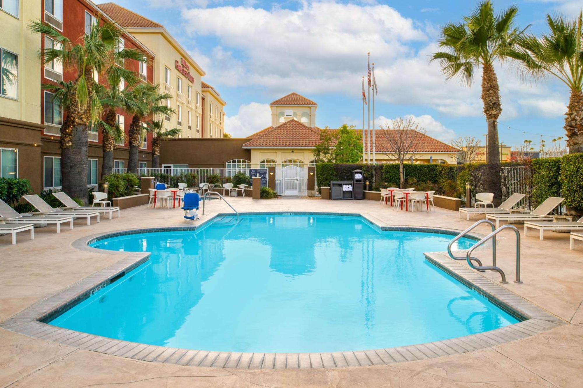 Hilton Garden Inn Fontana Luaran gambar